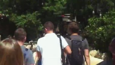 Barselona, İspanya - 8 Haziran 2015: İnsanlar lunaparkta yürüyor. Yeşil palmiye ağaçları. Aşırı. Neşe. Yaz. Timelapse. Kalabalık