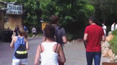 Barcelona, İspanya - 8 Haziran 2015: İnsanlar eğlence parkında yürüyüş. Serbest düşme cazibe görünümünü. Aşırı. Sevinçlilik. Yaz. Timelapse