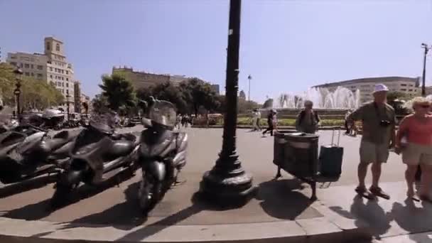 Barcelona, Spanien-7 juni, 2015: kvadrat med fontäner, folk i Spanien. Parkerade mototrbikes. Kamera skjuta från att köra motorcykel — Stockvideo