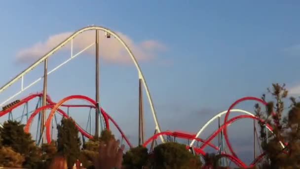 BARCELONE, ESPAGNE - 8 JUIN 2015 : Les gens se promènent dans un parc d'attractions. Vue des montagnes russes. Extrême. Joyeux Noël. L'été. Temps écoulé — Video