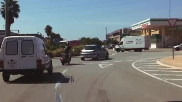 BARCELONA, ESPANHA - JUNHO 8, 2015: Estrada, rua, arquitetura da Espanha. Edifícios. Palmeiras. Câmera dentro de moto. Prazo de validade — Vídeo de Stock