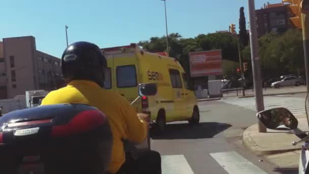 Barcelona, Spanien - 8 juni 2015: Cyklister, väg, gata, arkitekturen av Spanien. Bilar. Vägskäl. Kameran släpper motorcykel. Timelapse — Stockvideo