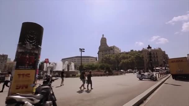 Barcelona, Spanje-7 juni 2015: plein met fonteinen, lopen mensen in Spanje. Geparkeerde mototrbikes. Camera Shoot van Driving motor — Stockvideo
