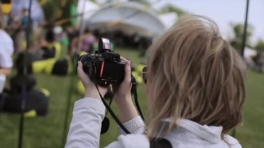 Saint Petersburg, Rusya - 16 Temmuz 2015: Kadın yaz festivalinde başları yuvarlak siyah ve sarı plakalı genç kızları vurdu. Eğlence