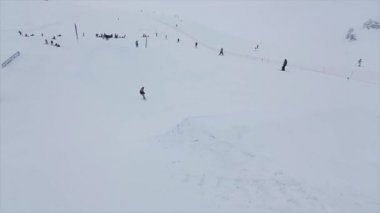 Soçi, Rusya - 29 Mart 2016: Snowboarder yamaçta sıçrama tahtasından atlıyor, 360 flip grab hava. Dağlarda kayak merkezi. Meydan okuma