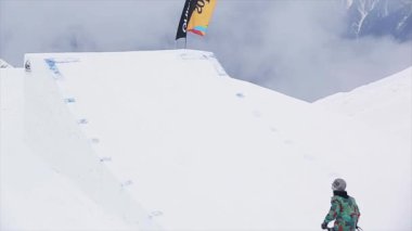 Soçi, Rusya - 29 Mart 2016: Sıçrama tahtasından tek tip atlama kayakçı., 360 flip olun. Karlı dağlar. Yarışması. Aşırı. Manzara