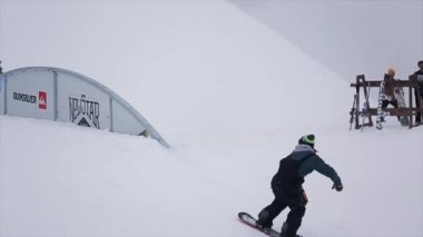 Soçi, Rusya - 29 Mart 2016: Snowboarder slayt dağlarda Kayak Merkezi, demir eğri izinde. Aşırı spor. Dublör. Meydan okuma