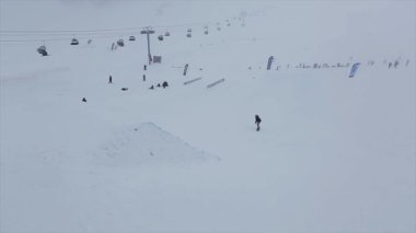 Sochi, Rusya Federasyonu - 29 Mart 2016: Snowboarder yamaç sıçrama tahtası atlamak, hava panosundaki dokun. Karlı dağlarda Kayak Merkezi.