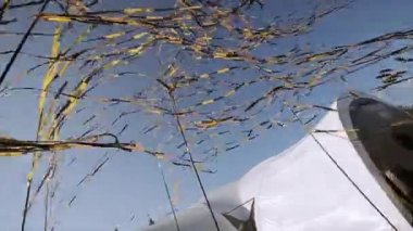 Saint Petersburg, Rusya Federasyonu - 16 Temmuz 2015: sarı ve siyah bantlar Yaz Festivali üzerinde sallanan. Bayraklar. İnsanlar. Eğlence olay. Yeşil çimen