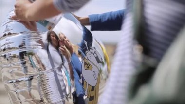 Saint Petersburg, Rusya - 16 Temmuz 2015: İki kız yaz festivalinde hava balonuna yansıtınan fotoğraf çekmek. Güneşli bir gün. Eğlence.