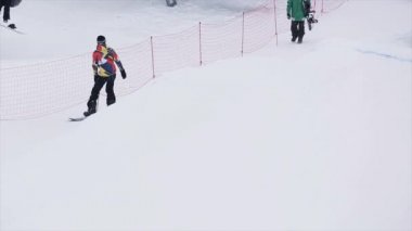 Soçi, Rusya - 29 Mart 2016: Snowboardcu dağlardaki kayak merkezinde kicker üzerinden atlamak. Ekstrem sporlar. Insanlar. Stunts. Kameraman