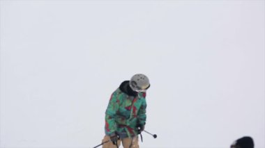 Soçi, Rusya - 29 Mart 2016: Kayakçı olun backflips, kicker dağlarda Kayak Merkezi, atlama. Aşırı spor. İnsanlar. Stunts.