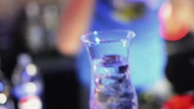 Saint Petersburg, Rusya - 27 Ağustos 2011: Barmen gece kulübünde bar standında kokteyl yapmak. Spot. Içme.