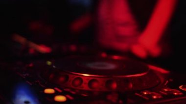 Saint Petersburg, Rusya - 27 Ağustos 2011: Dj parti gece kulübünde turntable, iplik. Kırmızı ışık. Karıştırma. Tatil