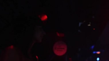 Saint Petersburg, Rusya - Ağustos 27, 2011: Esmer genç kız gece kulübünde parti dans. Kırmızı spot ışıkları. Tatil.