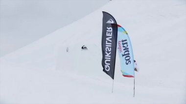 Sochi, Rusya Federasyonu - 31 Mart 2016: Kayakçı havada aşırı takla yapmak, sıçrama tahtası atla. Karlı dağ manzarası. Yarışma.