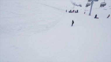 Soçi, Rusya - 29 Mart 2016: Snowboarder mesafede yamaç atlama sıçrama tahtası, başarısız. Karlı dağlarda Kayak Merkezi. Meydan okuma.