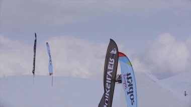 Sochi, Rusya Federasyonu - 31 Mart 2016: Snowboard havadaki tramplen kar dağ gelen aşırı yüksek atlama yapmak. Yarışma. Meydan okuma