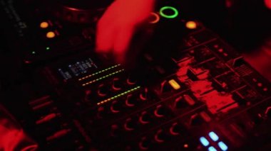 Saint Petersburg, Rusya - 27 Ağustos 2011: Dj kulaklık adlı gece kulübünde parti turntable ile. Kırmızı ışık. Mix