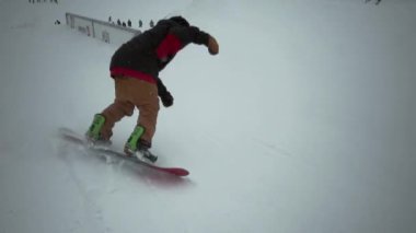 Sochi, Rusya Federasyonu - 31 Mart 2016: Snowboard Sürüş demir iz, aşırı dönüş üzerinden yapmak karlı dağda. Kayak Merkezi. İnsanlar. Yarışma