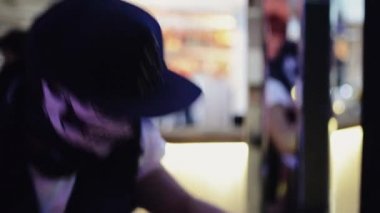 Saint Petersburg, Rusya - 23 Eylül 2011: Dj iskelet maskeli parti gece kulübünde dans pikap, karıştırma. Sahne ışıkları.