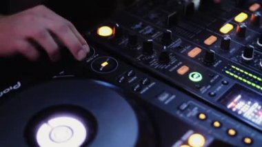 Saint Petersburg, Rusya - 23 Eylül 2011: Dj iskelet maskeli parti gece kulübünde turntable, karıştırma. Projektör. Müzik