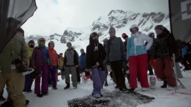 Soçi, Rusya - 31 Mart 2016: Snowboarder karlı dağlarda mesafe içine ayakkabı atmak. Kalabalık insanlar. Rekabet. Meydan okuma
