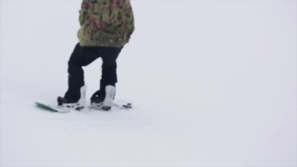 SOCHI, RUSIA - 29 DE MARZO DE 2016: Salto snowboarder en kicker, vuelta a la mano en la estación de esquí en las montañas. Deporte extremo. Camarógrafo — Vídeos de Stock