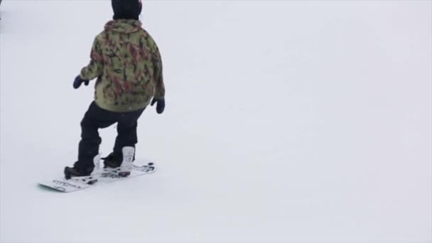 SOCHI, RÚSSIA - 29 de março de 2016: Snowboarder jump on kicker, turn over at ski resort in mountains. Desporto extremo. Esquiadores. Cameraman — Vídeo de Stock