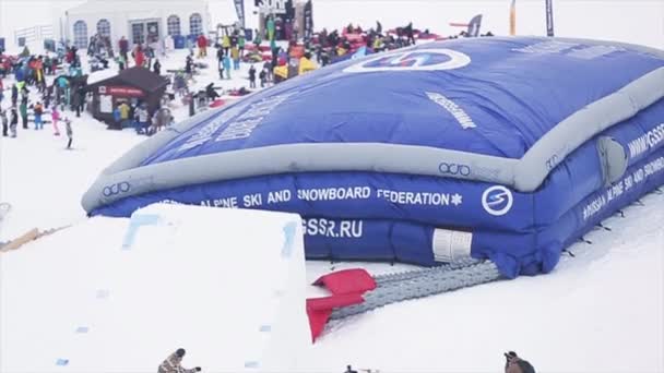 Sotsji, Rusland-29 maart 2016: snowboarder sprong van Springplank, extreme flips in de lucht vallen op enorme trampoline. Bergen. Opleiding — Stockvideo