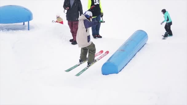 Soçi, Rusya - 29 Mart 2016: Dağlardaki kayak merkezinde kicker üzerinde kayakçı slayt. Ekstrem sporlar. Insanlar. Stunts. Kask. Üniforma — Stok video