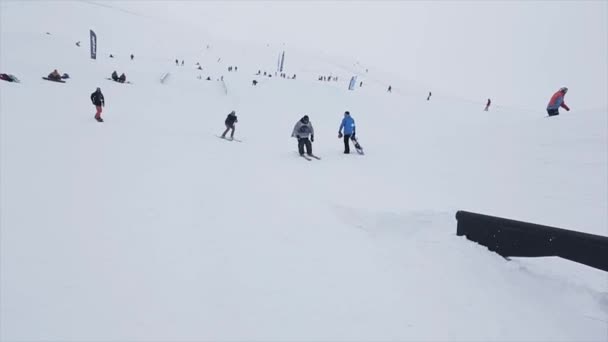 SOCHI, RUSIA - 29 DE MARZO DE 2016: Paseo en pista de hierro en pendiente. Estación de esquí en montañas nevadas. Desafío. Camarógrafo. Stunt. — Vídeos de Stock