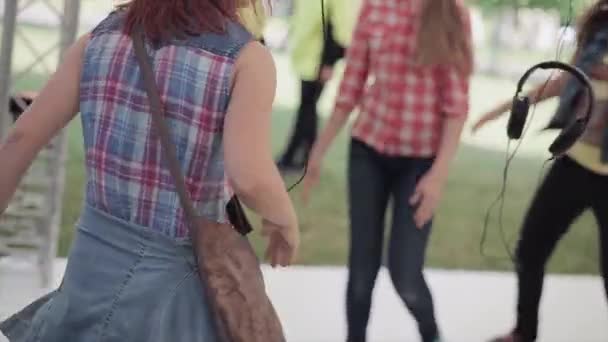 SAN PETERSBURG, RUSIA - 16 DE JULIO DE 2015: Las adolescentes bailan en auriculares en el festival de verano. Clase magistral. Evento de entretenimiento. Día soleado — Vídeo de stock