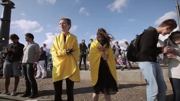 Sint-Petersburg, Rusland-16 juli 2015: twee meisjes bedekt gele dekens op zomer Festival. Bezoekers. Zonnige dag. Entertainment evenement — Stockvideo