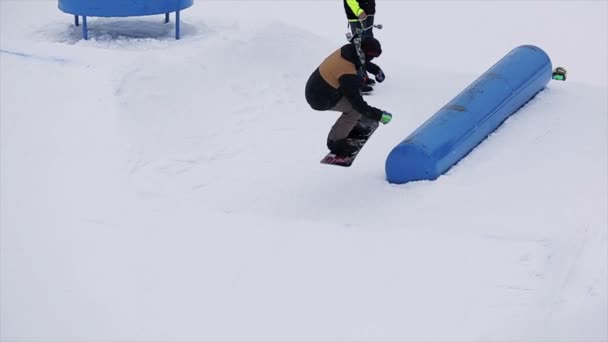 SOCHI, RUSIA - 29 DE MARZO DE 2016: Snowboarder slide on kicker, jump at ski resort. Montañas nevadas. Deporte extremo. Gente. Trampolín — Vídeos de Stock
