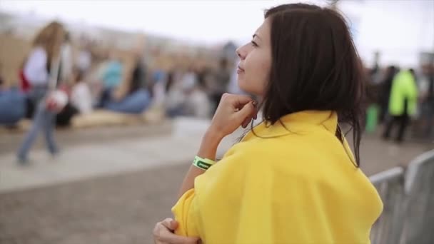 Sankt Petersburg, Ryssland - 16 juli, 2015: Ung flicka täckt gul filt vistelse på sommarens festival. Solig dag. Underhållning. Personer — Stockvideo