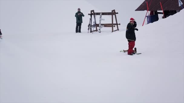 ソチ、ロシア - 3月 29, 2016: 山のスキーリゾートで鉄湾曲したトレイル上のスノーボーダースライド.極端なスポーツ。スキーヤー。挑戦 — ストック動画