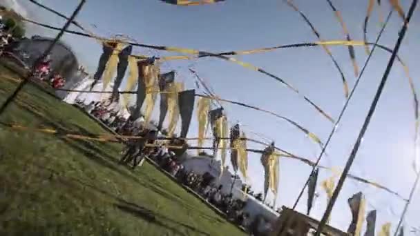 SAINT PETERSBURG, RUSSIE - 16 JUILLET 2015 : Bandes jaunes et noires sur le festival d'été. Des drapeaux. Les gens. Spectacle. Journée ensoleillée — Video