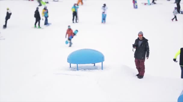 SOCHI, RUSSIA - 29 MARZO 2016: Snowboarder salta sul kicker presso la stazione sciistica in montagna. Uno sport pericoloso. Gente. Stunts. Cameraman — Video Stock