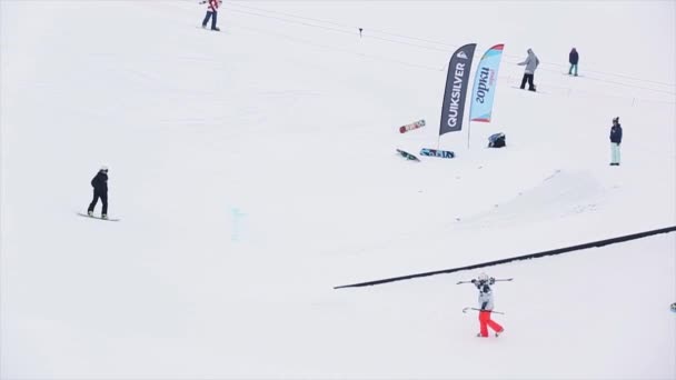 SOCHI, RUSSIA - 29 MARZO 2016: Snowboarder in uniforme salta dal trampolino. Montagne innevate. Concorso. Sport estremi. Sciatori — Video Stock