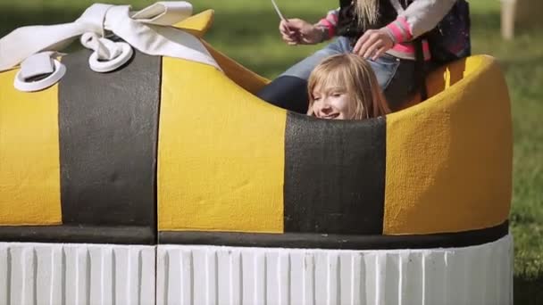 Sint-Petersburg, Rusland-16 juli 2015: twee jonge meisje poseren voor foto in grote zwarte en gele Sportschoen blijf op de grond. Zomer Festival. — Stockvideo