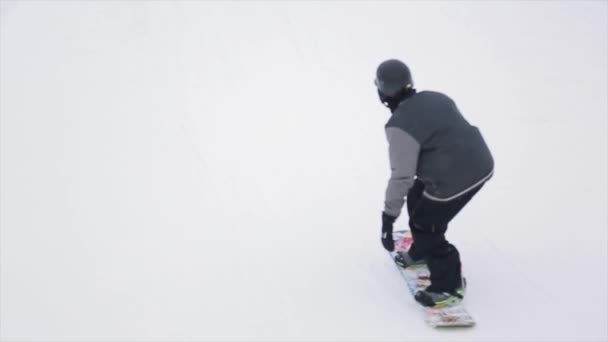 Sochi, Rusko - 29 března, 2016: Snowboardista skok nad kicker lyžařském středisku v horách. Extrémní sport. Lidé. Soutěž. Výzva — Stock video