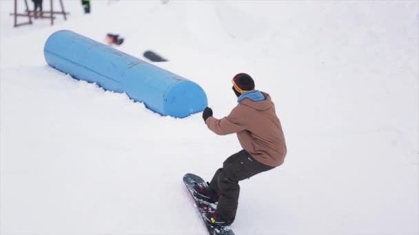 SOCHI, RUSSIA - 29 MARZO 2016: Snowboarder salta sul kicker, fare flip alla stazione sciistica in montagna. Sport estremi. Concorso. Sfida — Video Stock