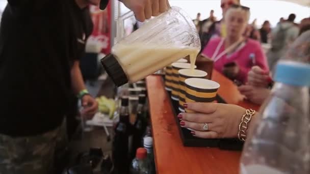 Sankt Petersburg, Ryssland-16 juli 2015: bartender Häll cocktail i glasögon med ränder på Street bar på Summer Festival. Tubuli. Människor — Stockvideo