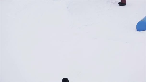 Soçi, Rusya - 29 Mart 2016: Snowboarder dağlardaki kayak merkezinde kicker atlamak. Ekstrem sporlar. Yarışması. Stunts. Kameraman — Stok video