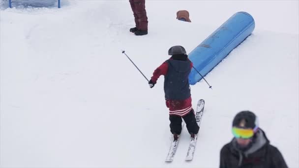SOCHI, RUSIA - 29 DE MARZO DE 2016: Skier slide on kicker, jump at ski resort. Montañas nevadas. Deporte extremo. Gente. acrobacias . — Vídeos de Stock