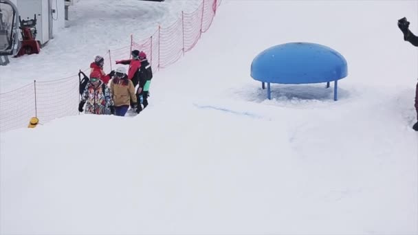 SOCHI, RUSIA - 29 DE MARZO DE 2016: Snowboarder saltar en pateador, truco extremo en la estación de esquí en las montañas. Deporte. Gente. Camarógrafo — Vídeos de Stock