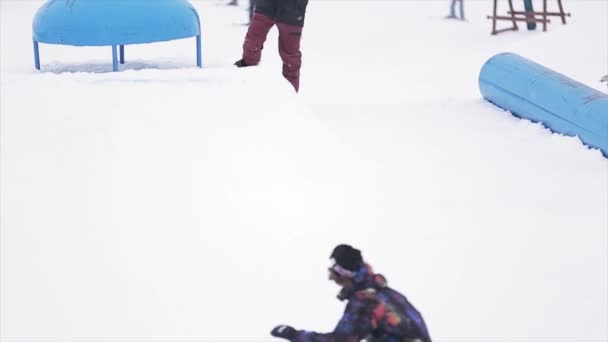 SOCHI, RUSIA - 29 DE MARZO DE 2016: Salto snowboarder en kicker en la estación de esquí en las montañas. Deporte extremo. Gente. Desafío. Camarógrafo — Vídeo de stock