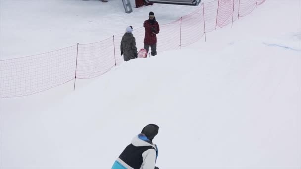 SOCHI, RUSIA - 29 DE MARZO DE 2016: El esquiador da la vuelta en la estación de esquí en las montañas. Deporte extremo. Gente. Trucos. Camarógrafo — Vídeo de stock