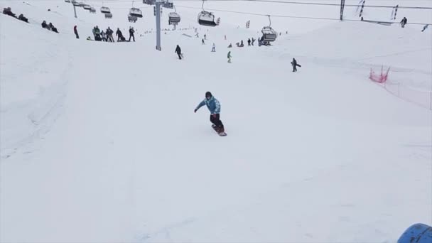 SOCHI, RÚSSIA - 29 de março de 2016: Passeio de snowboarder no trampolim na encosta. Estância de esqui nas montanhas. Concurso. Gente. Elevadores de esqui — Vídeo de Stock